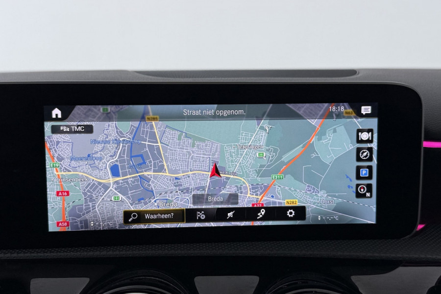 Mercedes-Benz A-Klasse 180 Business Solution AMG (PANORAMADAK, STOELVERWARMING, SFEERVERLICHTING, CAMERA, PARKEER