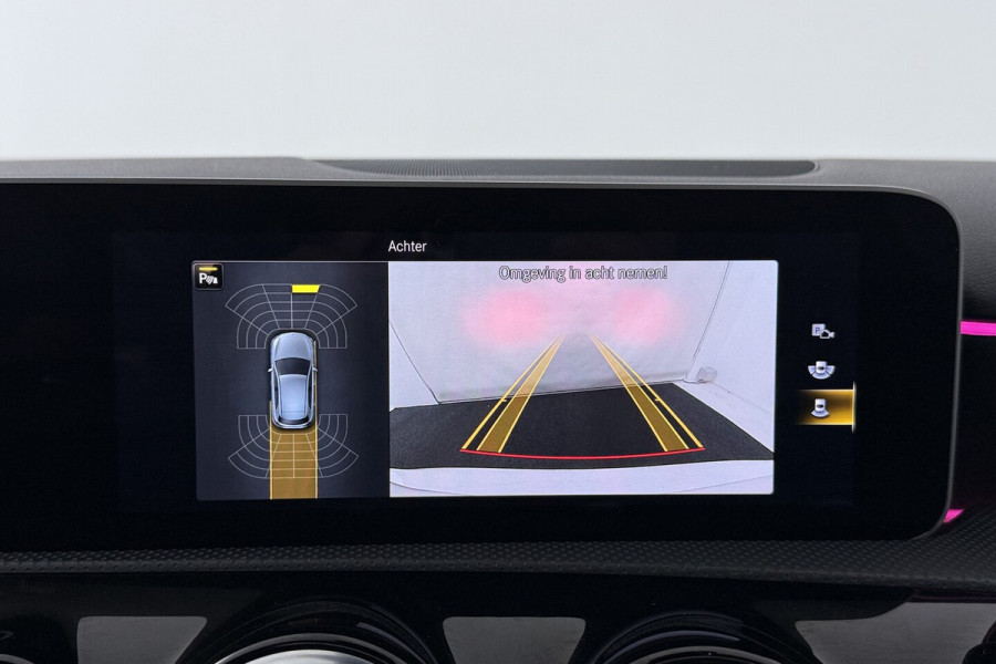 Mercedes-Benz A-Klasse 180 Business Solution AMG (PANORAMADAK, STOELVERWARMING, SFEERVERLICHTING, CAMERA, PARKEER