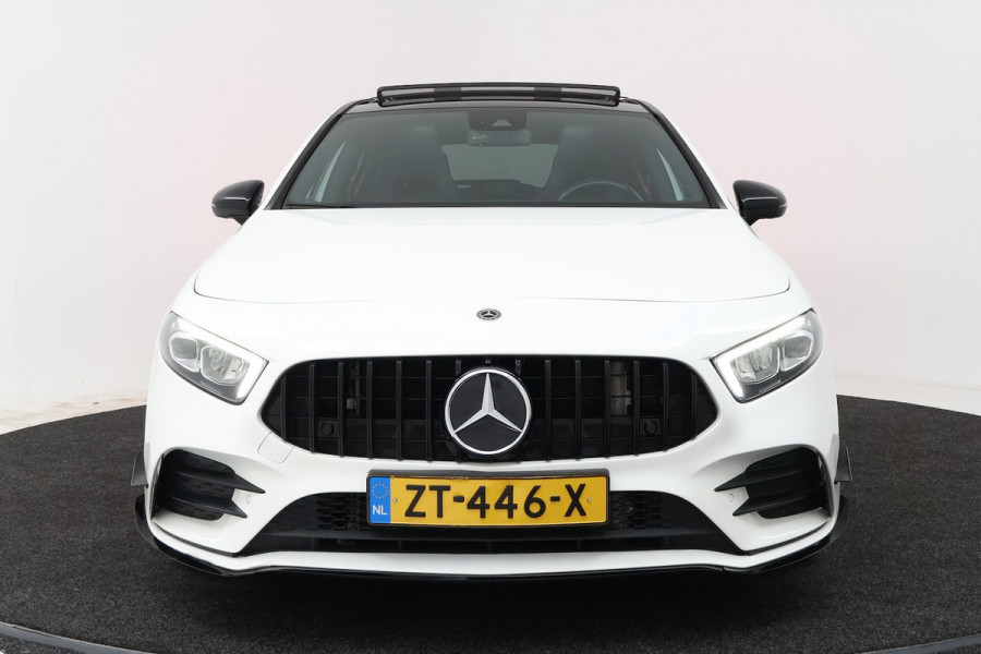 Mercedes-Benz A-Klasse 180 Business Solution AMG (PANORAMADAK, STOELVERWARMING, SFEERVERLICHTING, CAMERA, PARKEER