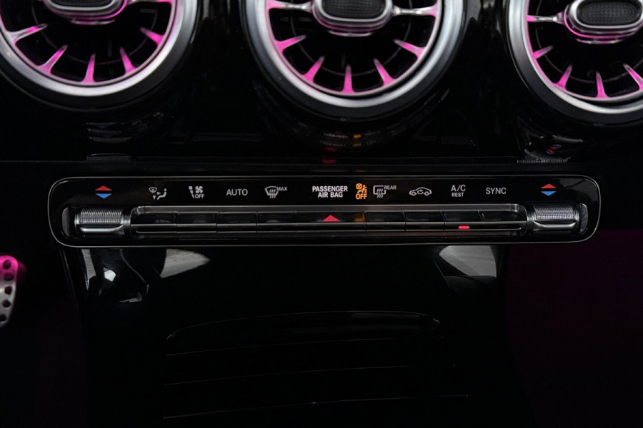 Mercedes-Benz A-Klasse 180 Business Solution AMG (PANORAMADAK, STOELVERWARMING, SFEERVERLICHTING, CAMERA, PARKEER
