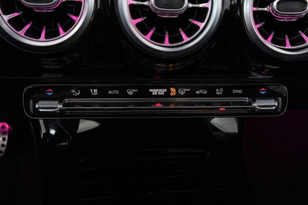 Mercedes-Benz A-Klasse 180 Business Solution AMG (PANORAMADAK, STOELVERWARMING, SFEERVERLICHTING, CAMERA, PARKEER