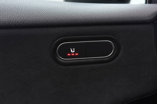 Mercedes-Benz A-Klasse 180 Business Solution AMG (PANORAMADAK, STOELVERWARMING, SFEERVERLICHTING, CAMERA, PARKEER