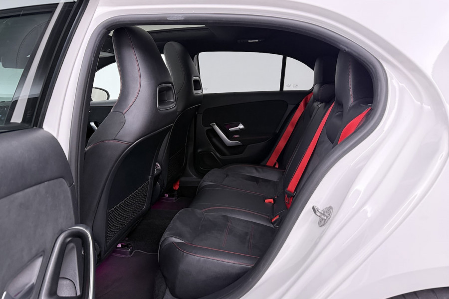 Mercedes-Benz A-Klasse 180 Business Solution AMG (PANORAMADAK, STOELVERWARMING, SFEERVERLICHTING, CAMERA, PARKEER
