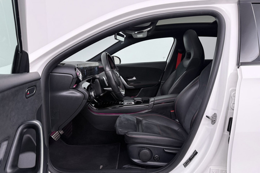 Mercedes-Benz A-Klasse 180 Business Solution AMG (PANORAMADAK, STOELVERWARMING, SFEERVERLICHTING, CAMERA, PARKEER