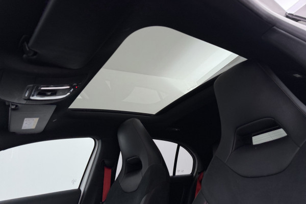Mercedes-Benz A-Klasse 180 Business Solution AMG (PANORAMADAK, STOELVERWARMING, SFEERVERLICHTING, CAMERA, PARKEER