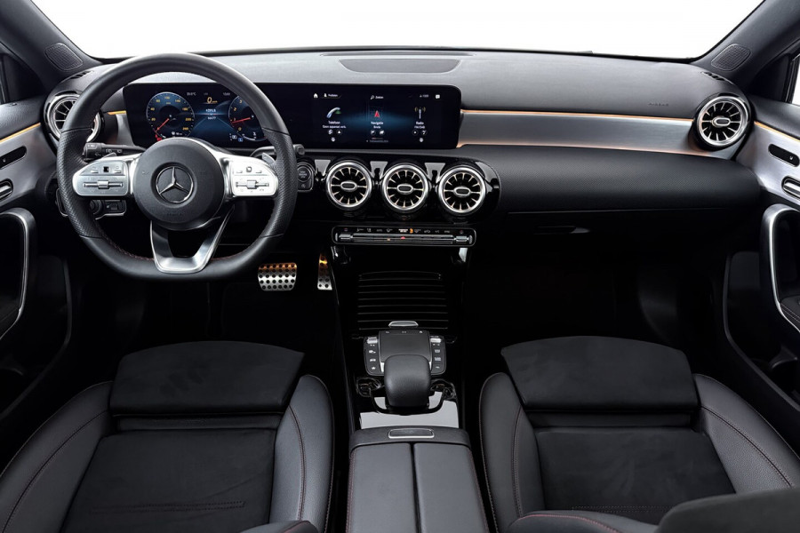 Mercedes-Benz A-Klasse 180 Business Solution AMG (PANORAMADAK, STOELVERWARMING, CAMERA, SFEERVERLICHTING, ELEKTR
