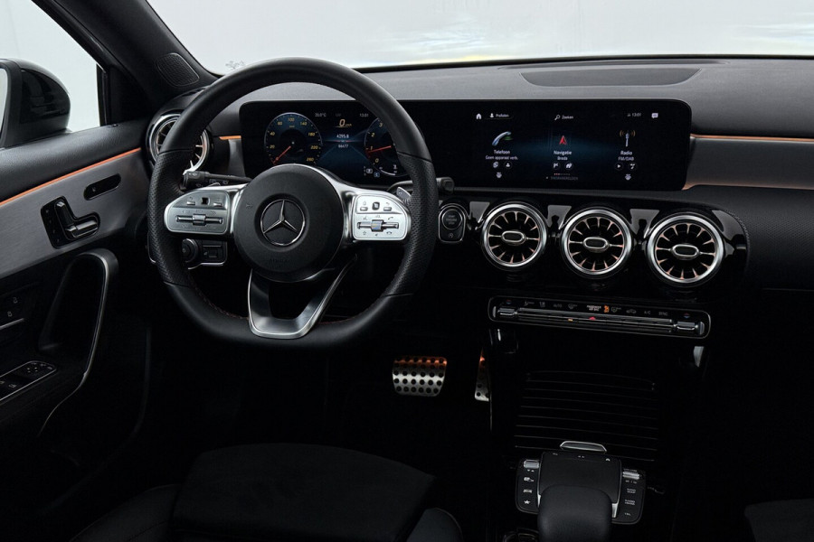 Mercedes-Benz A-Klasse 180 Business Solution AMG (PANORAMADAK, STOELVERWARMING, CAMERA, SFEERVERLICHTING, ELEKTR