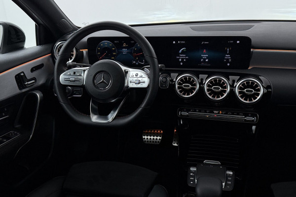 Mercedes-Benz A-Klasse 180 Business Solution AMG (PANORAMADAK, STOELVERWARMING, CAMERA, SFEERVERLICHTING, ELEKTR