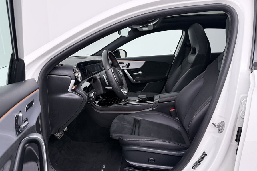 Mercedes-Benz A-Klasse 180 Business Solution AMG (PANORAMADAK, STOELVERWARMING, CAMERA, SFEERVERLICHTING, ELEKTR