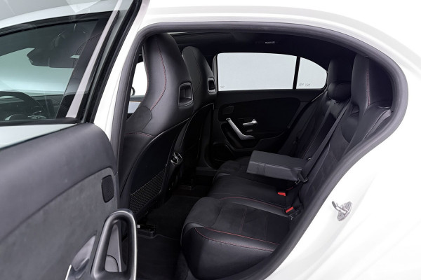 Mercedes-Benz A-Klasse 180 Business Solution AMG (PANORAMADAK, STOELVERWARMING, CAMERA, SFEERVERLICHTING, ELEKTR