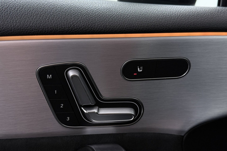 Mercedes-Benz A-Klasse 180 Business Solution AMG (PANORAMADAK, STOELVERWARMING, CAMERA, SFEERVERLICHTING, ELEKTR
