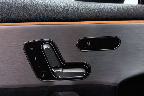 Mercedes-Benz A-Klasse 180 Business Solution AMG (PANORAMADAK, STOELVERWARMING, CAMERA, SFEERVERLICHTING, ELEKTR