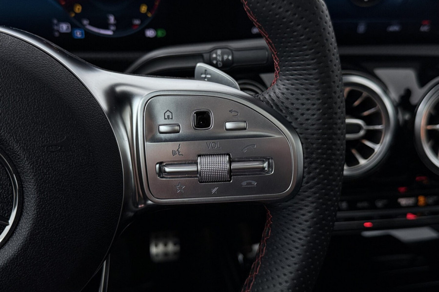 Mercedes-Benz A-Klasse 180 Business Solution AMG (PANORAMADAK, STOELVERWARMING, CAMERA, SFEERVERLICHTING, ELEKTR