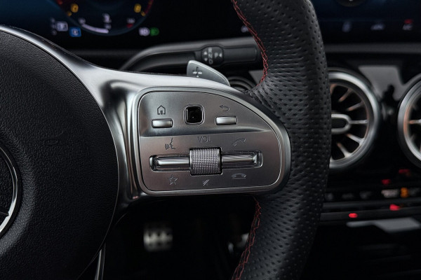 Mercedes-Benz A-Klasse 180 Business Solution AMG (PANORAMADAK, STOELVERWARMING, CAMERA, SFEERVERLICHTING, ELEKTR