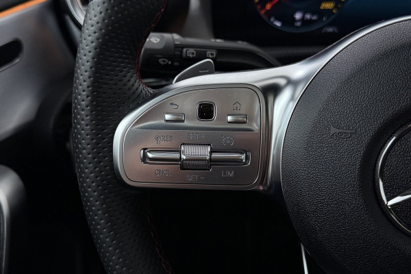 Mercedes-Benz A-Klasse 180 Business Solution AMG (PANORAMADAK, STOELVERWARMING, CAMERA, SFEERVERLICHTING, ELEKTR