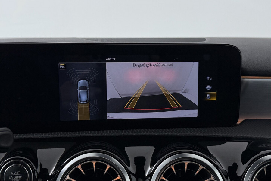Mercedes-Benz A-Klasse 180 Business Solution AMG (PANORAMADAK, STOELVERWARMING, CAMERA, SFEERVERLICHTING, ELEKTR