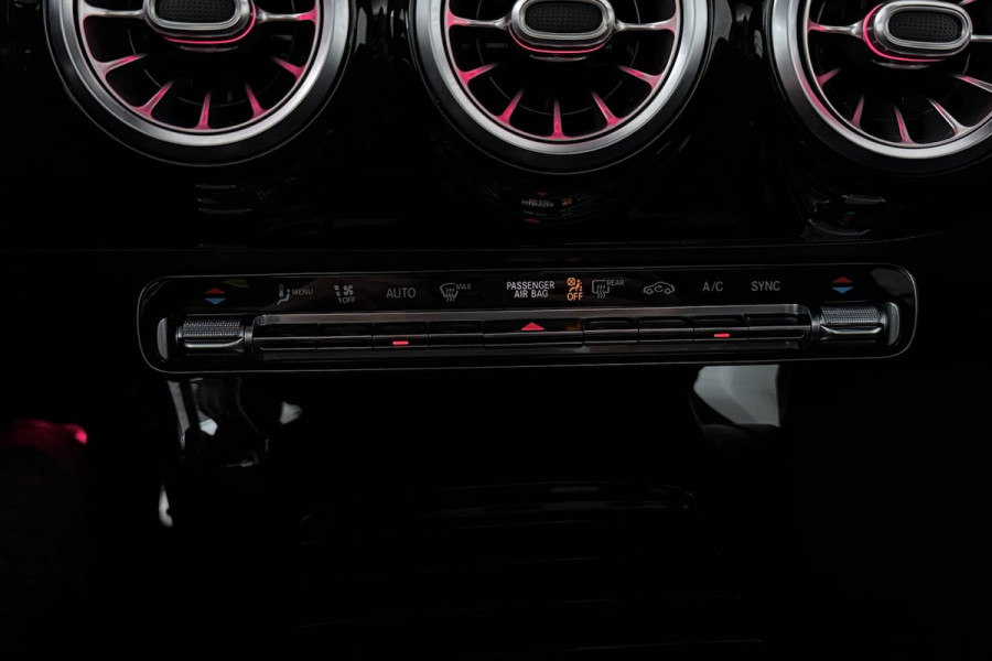 Mercedes-Benz A-Klasse 180 Business Solution AMG (PANORAMADAK, STOELVERWARMING, CAMERA, SFEERVERLICHTING, ELEKTR