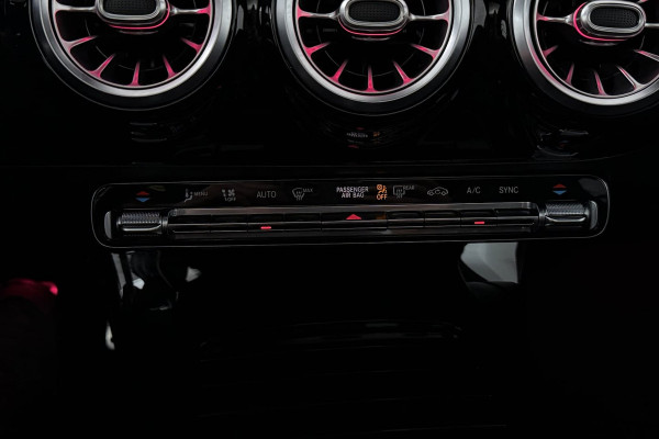 Mercedes-Benz A-Klasse 180 Business Solution AMG (PANORAMADAK, STOELVERWARMING, CAMERA, SFEERVERLICHTING, ELEKTR