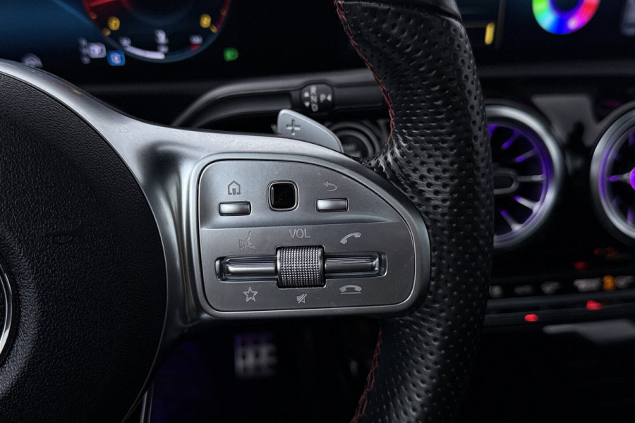 Mercedes-Benz CLA-Klasse 200 Business Solution AMG (PANORAMADAK, STOELVERWARMING, SFEERVERLICHTING, CAMERA, CRUISE