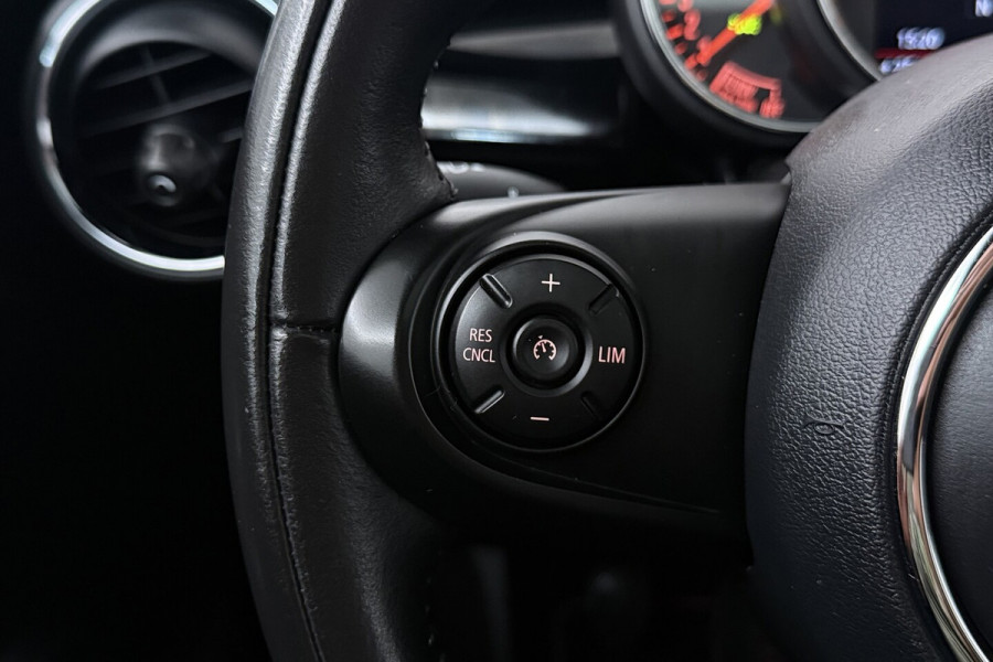 MINI 5-deurs 1.5 Cooper Chili (PANORAMADAK, STOELVERWARMING, H/K AUDIO, DEALER ONDERHOUDEN)