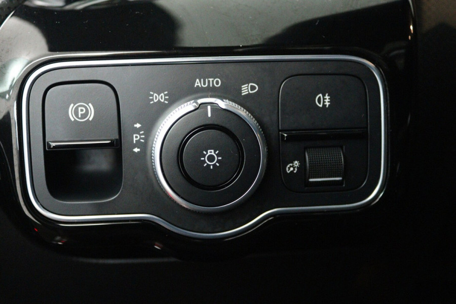 Mercedes-Benz CLA-Klasse 200 Business Solution AMG (PANORAMADAK, SFEERVERLICHTING, STOELVERWARMING, 1e EIGENAAR, GO