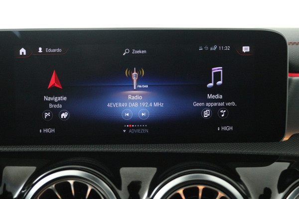 Mercedes-Benz CLA-Klasse 200 Business Solution AMG (PANORAMADAK, SFEERVERLICHTING, STOELVERWARMING, 1e EIGENAAR, GO
