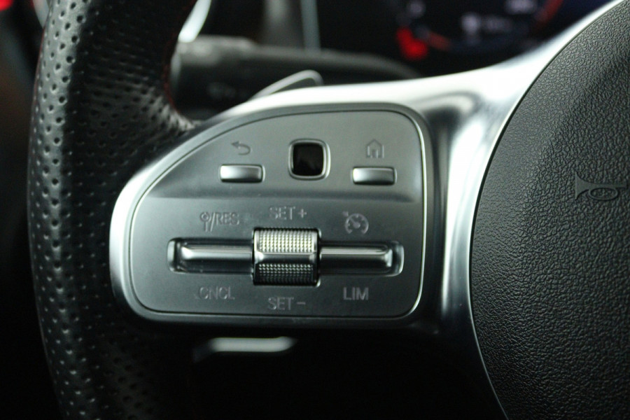 Mercedes-Benz CLA-Klasse 200 Business Solution AMG (PANORAMADAK, SFEERVERLICHTING, STOELVERWARMING, 1e EIGENAAR, GO