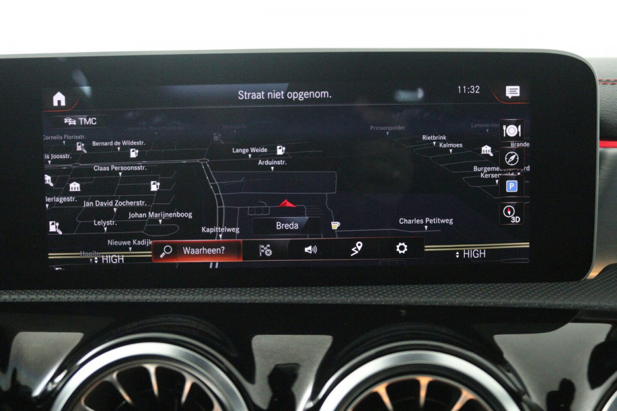 Mercedes-Benz CLA-Klasse 200 Business Solution AMG (PANORAMADAK, SFEERVERLICHTING, STOELVERWARMING, 1e EIGENAAR, GO