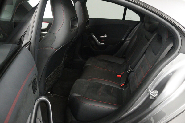 Mercedes-Benz CLA-Klasse 200 Business Solution AMG (PANORAMADAK, SFEERVERLICHTING, STOELVERWARMING, 1e EIGENAAR, GO