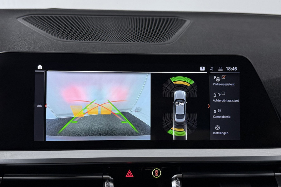 BMW 3-serie 320i High Executive Edition (STOELVERWARMING, CAMERA, PDC, SFEERVERLICHTING, TREKHAAK AFNE