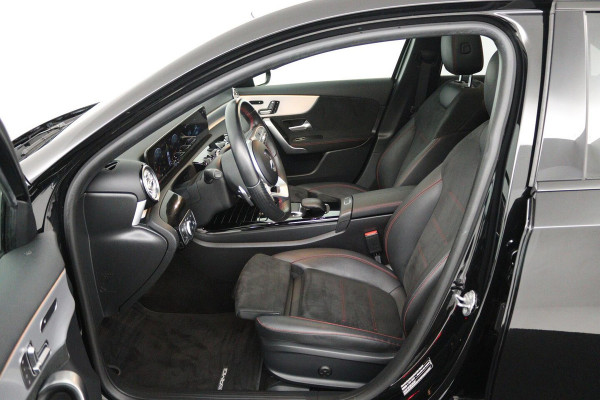 Mercedes-Benz A-Klasse 200 Business Solution AMG (PANORAMADAK, STOELVERWARMING, ACHTERUITRIJCAMERA, SFEERVERLICHT