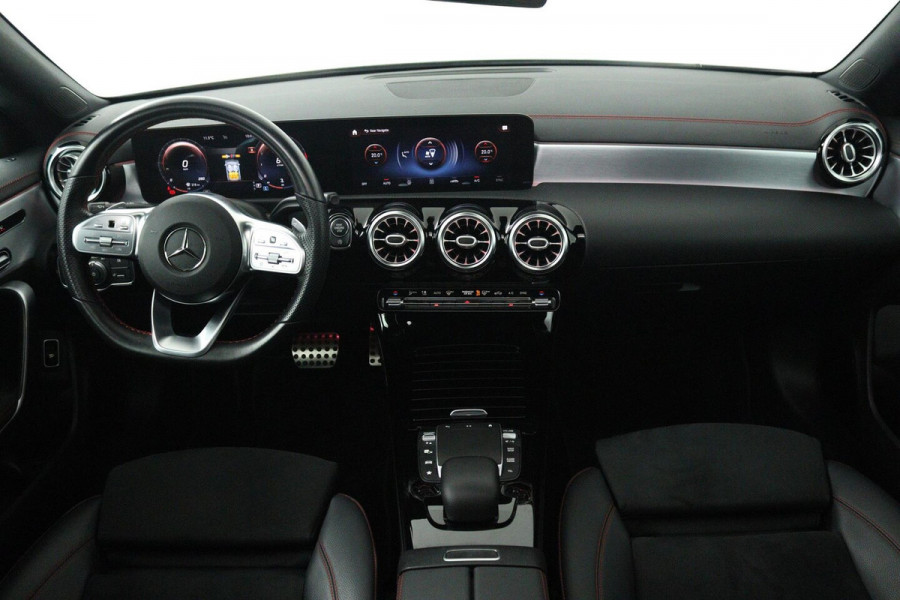 Mercedes-Benz CLA-Klasse 200 Business Solution AMG (PANO, TREKHAAK WEGKLAPBAAR, SFEERVERLICHTING, STOELVERWARMIN)