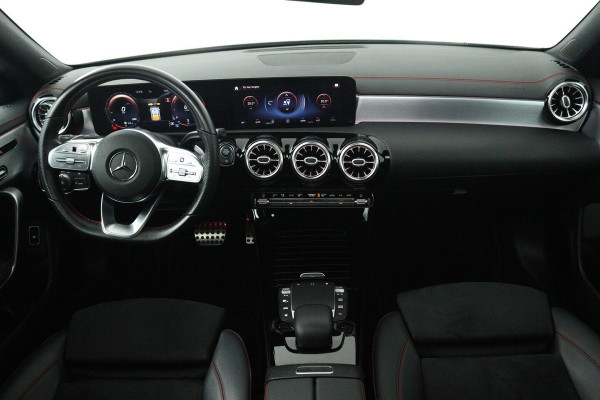Mercedes-Benz CLA-Klasse 200 Business Solution AMG (PANO, TREKHAAK WEGKLAPBAAR, SFEERVERLICHTING, STOELVERWARMIN)