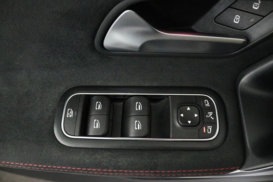 Mercedes-Benz CLA-Klasse 200 Business Solution AMG (PANO, TREKHAAK WEGKLAPBAAR, SFEERVERLICHTING, STOELVERWARMIN)