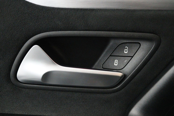 Mercedes-Benz CLA-Klasse 200 Business Solution AMG (PANO, TREKHAAK WEGKLAPBAAR, SFEERVERLICHTING, STOELVERWARMIN)