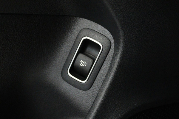 Mercedes-Benz CLA-Klasse 200 Business Solution AMG (PANO, TREKHAAK WEGKLAPBAAR, SFEERVERLICHTING, STOELVERWARMIN)