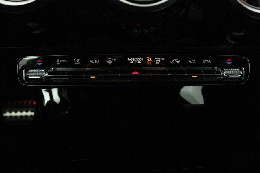 Mercedes-Benz CLA-Klasse 200 Business Solution AMG (PANO, TREKHAAK WEGKLAPBAAR, SFEERVERLICHTING, STOELVERWARMIN)