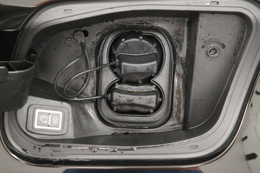 Jeep Avenger Summit 54 kWh SOH 95% (PARKEERSENSOREN, CRUISE CONTROL ADAPTIEF, CAMERA, NAVIGATIE)