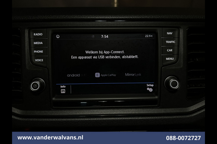 Volkswagen Crafter 2.0 TDI L3H2 L2H1 Euro6 Airco | Camera | Navigatie | Apple Carplay | Stoelverwarming Android Auto, 2500kg Trekhaak, Verwarmde voorruit, Parkeersensoren, Bijrijdersbank
