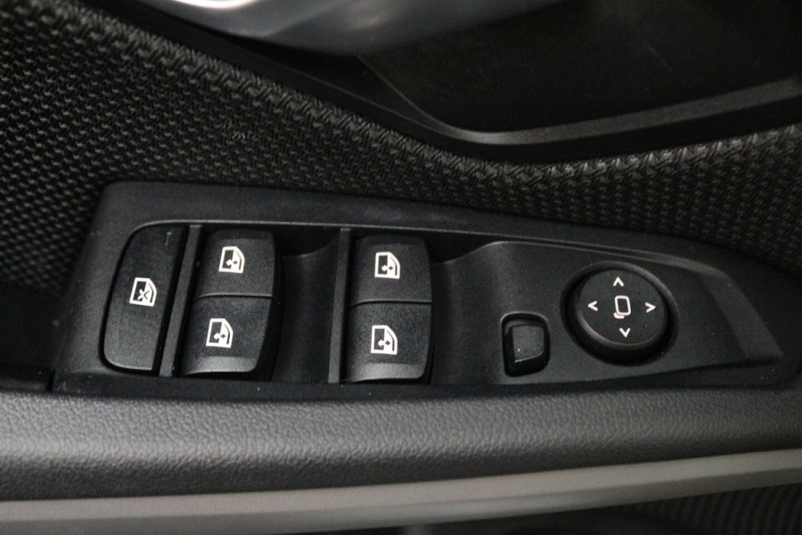 BMW 3 Serie 318i Executive Edition (NAVIGATIE, CARPLAY, LED, DEALER ONDERHOUDEN)