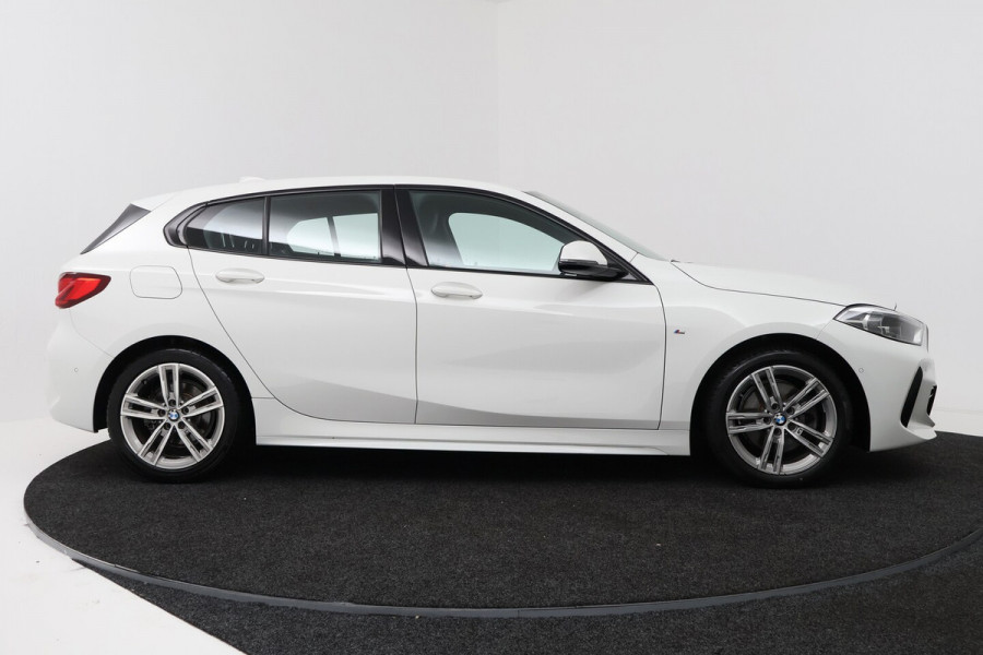 BMW 1-serie 118i High Executive (TREKHAAK, CAMERA, SFEERVERLICHTING, DEALER ONDERHOUDEN)