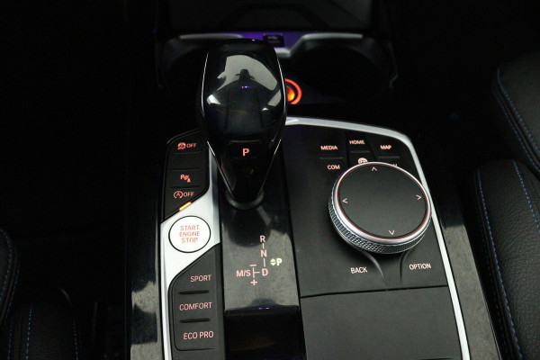 BMW 1-serie 118i High Executive (TREKHAAK, CAMERA, SFEERVERLICHTING, DEALER ONDERHOUDEN)