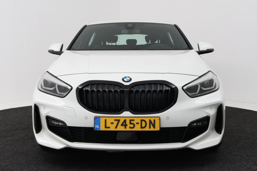 BMW 1-serie 118i High Executive (TREKHAAK, CAMERA, SFEERVERLICHTING, DEALER ONDERHOUDEN)