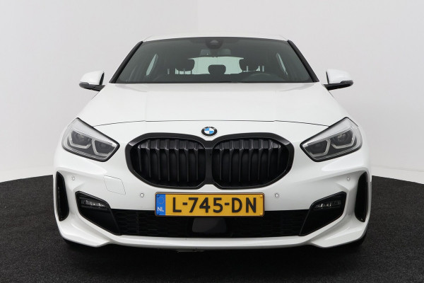 BMW 1-serie 118i High Executive (TREKHAAK, CAMERA, SFEERVERLICHTING, DEALER ONDERHOUDEN)
