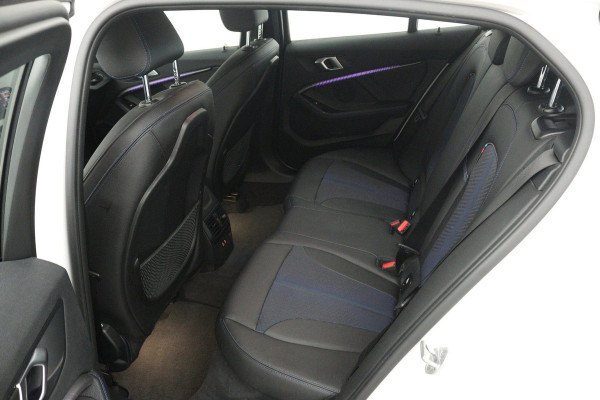 BMW 1-serie 118i High Executive (TREKHAAK, CAMERA, SFEERVERLICHTING, DEALER ONDERHOUDEN)