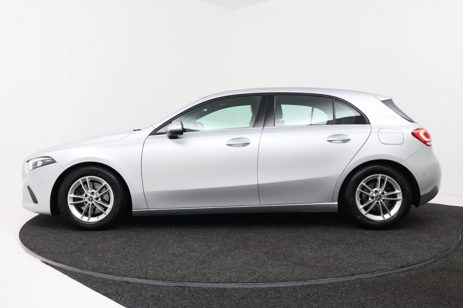 Mercedes-Benz A-Klasse 200 Business Solution Plus Upgrade (CAMERA, STOELVERWARMING, NAVIGATIE, PARKEERSENSOREN)