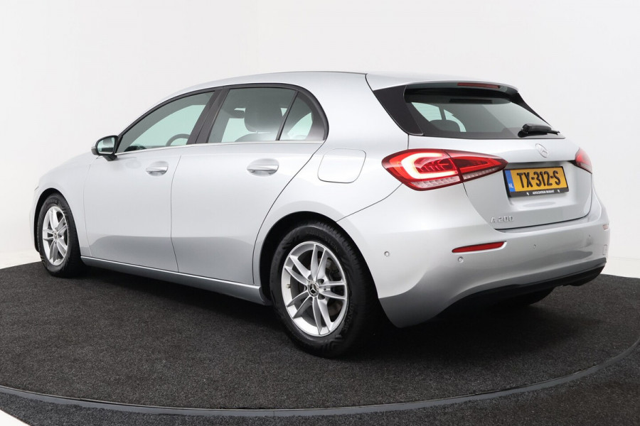Mercedes-Benz A-Klasse 200 Business Solution Plus Upgrade (CAMERA, STOELVERWARMING, NAVIGATIE, PARKEERSENSOREN)