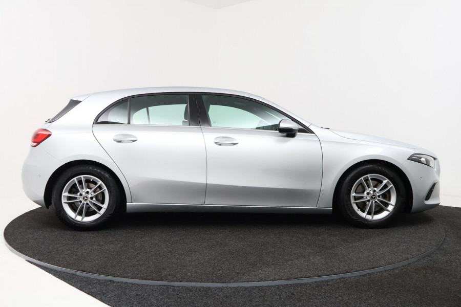 Mercedes-Benz A-Klasse 200 Business Solution Plus Upgrade (CAMERA, STOELVERWARMING, NAVIGATIE, PARKEERSENSOREN)