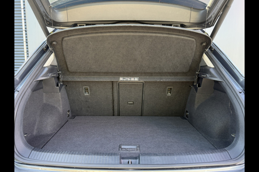 Volkswagen T-Roc BWJ 2021 | 1.5TSI 150PK Sport Business R AUTOMAAT | CLIMA | NAVI | DIGI DASH | 19'' LMV | PDC 2X | CARPLAY | DONKER GLAS | STOELVERW |