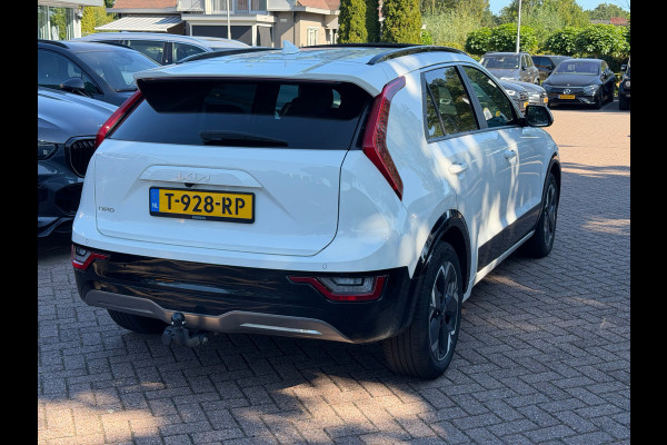 Kia Niro EV DynamicPlusLine 64.8 kWh / SoH 98,2% / Trekhaak / Schuifdak / Leder / Keyless / Harman Kardon / 17'' / Stoel+Stuurverwarming / Dodehoek / DAB / ACC